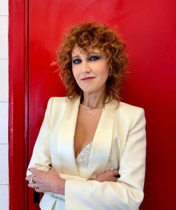 <p>Da una donna di classe come lei - mai sopra le righe, bisogna riconoscerglielo - non potevamo che aspettarci un trucco come lo <strong>smokey </strong>intenso, realizzato dalla <strong>MUA Milena Di Girolamo</strong> e abbinato al tailleur color panna della seconda serata di Sanremo. La <strong>sfumatura </strong>&egrave; intensa e giocata sui toni del viola, un colore perfetto per bilanciare l&rsquo;inconfondibile chioma &ldquo;dolcemente complicata&rdquo; di Fiorella. A illuminare le labbra, un rosa freddo: semplicemente perfetta.</p>
