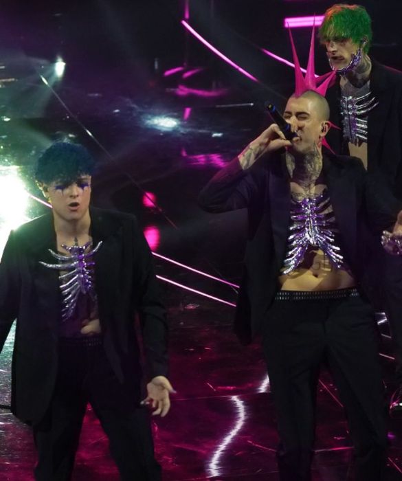 <p><em>Sono stato punk prima di te</em>, cantava Enrico Ruggeri con i Decibel. A Sanremo 2024 il <strong>punk</strong> &egrave; tornato in voga - se non musicalmente, almeno dal punto di vista estetico - con i La Sad, tra <strong>creste fluo</strong> e <strong>make up grafico</strong> e super colorato, tono su tono (ad esempio in blu) oppure a contrasto. Per dirla ancora con Ruggeri: <em>si pu&ograve; dare di pi&ugrave;, senza essere eroi</em>.</p>
