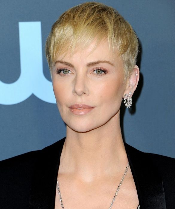 <p>Tutto, in lei, evoca perfezione: il volto dai lineamenti regolari, la bellezza classica, il fisico da modella. E s&igrave;, anche lo sguardo: gli <strong>occhi di ghiaccio</strong> di <strong>Charlize Theron</strong> sono tra i pi&ugrave; belli al mondo e contrastano splendidamente con l&rsquo;incarnato dorato e il <strong>pixie cut</strong> scolpito.</p>
