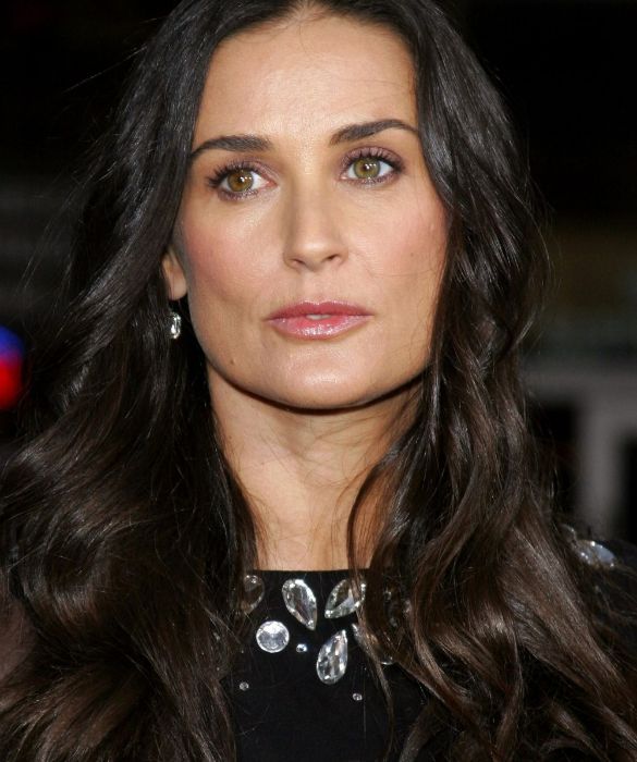 <p>Forse non tutti sanno che gli <strong>occhi da diva</strong> di <strong>Demi Moore</strong> hanno una peculiarit&agrave; davvero rara. Differiscono, infatti, l&rsquo;uno dall&rsquo;altro per il colore: nocciola e verde. Questa piccola differenza contribuisce a rendere il suo sguardo iconico e magnetico.</p>
