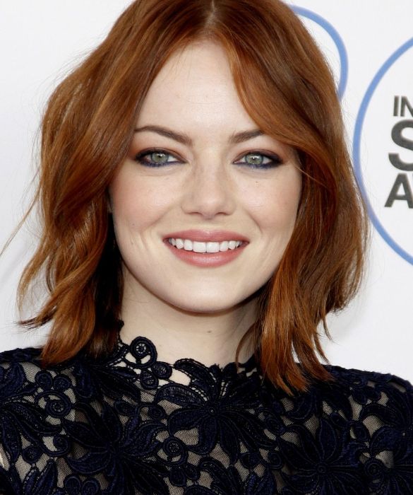 <p>Un capolavoro di <strong>armocromia</strong>: gli <strong>occhi verdi</strong> di <strong>Emma Stone</strong> e la sua chioma fulva interagiscono donandole un aspetto da vera diva. Gli occhioni irresistibili dell&rsquo;<strong>attrice premio Oscar</strong> per <em>La La Land</em> sono enfatizzati dalle sopracciglia ben definite: per copiare il suo stile, puntare tutto su uno <strong>smokey eyes</strong> o una riga di <strong>eyeliner</strong> grigio fumo.</p>
