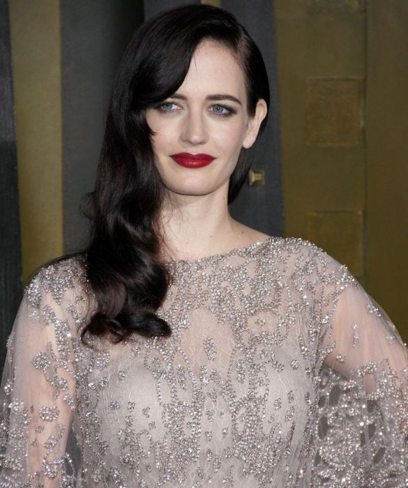 <p>Fisico statuario e lineamenti raffinati, la <strong>Bond girl</strong> <strong>Eva Green</strong> ha il suo tratto inconfondibile negli occhi all&rsquo;ingi&ugrave;, che rendono il suo sguardo particolarmente ammaliante, totalmente fuori dall&rsquo;ordinario. Tanto da essere stata scelta dal brand <strong>Dior</strong> come testimonial di <em>Midnight Poison</em>, &ldquo;veleno di mezzanotte&rdquo;.</p>
