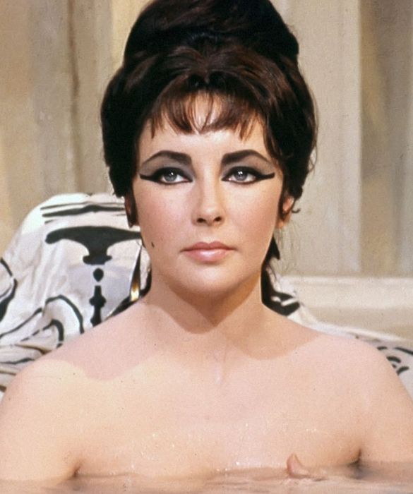<p>Lo sguardo della divina Liz &egrave; talmente celebre che la sua definizione pi&ugrave; celebre &egrave; quella di <strong>diva dagli occhi viola</strong>. <strong>Elizabeth Taylor</strong> &egrave; stata una delle donne pi&ugrave; belle del secolo scorso e una delle attrici pi&ugrave; premiate (vinse <strong>due premi Oscar</strong> come migliore attrice). Famosa non solo per la sua passione per i <strong>diamanti</strong> e per gli otto <strong>matrimoni</strong> (di cui uno con lo stesso marito, <strong>Richard Burton</strong>), ma anche per gli incredibili <strong>occhi color pervinca</strong>. Miracolo della natura? S&igrave;, ma anche frutto di un <strong>makeup</strong> strategico, capace di catturare ed enfatizzare i riflessi violacei degli occhi da diva pi&ugrave; celebri di tutti i tempi.</p>
