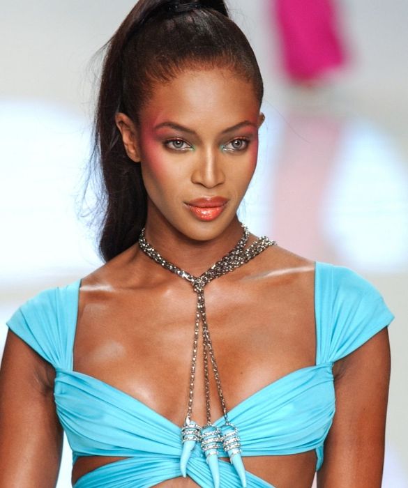 <p>La <strong>Venere nera</strong> e i suoi <strong>occhi da pantera</strong>: anche se sono color nocciola, abbiamo spesso visto la <strong>supermodel</strong> indossare lenti a contatto verdi. La bellezza degli occhi da diva di <strong>Naomi Campbell</strong> non sta tanto nel colore, quanto nella forma allungata e nelle ciglia lunghissime che rendono il suo sguardo davvero magnetico.</p>
