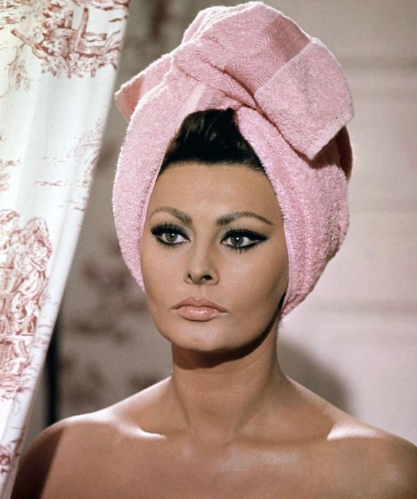 <p>Provate a richiamare alla memoria l&rsquo;immagine della <strong>Loren</strong>: se ci fate caso, la <strong>Sophia</strong> nazionale non indossa praticamente mai il rossetto, puntando da sempre tutto sul <strong>trucco occhi</strong>. Gli occhi grandi ed espressivi di <strong>Sophia Loren</strong>&nbsp;sono enfatizzati dall&rsquo;uso di una spessa riga di <strong>eyeliner</strong>, abbondante <strong>mascara</strong> oppure <strong>ciglia finte</strong>.</p>
