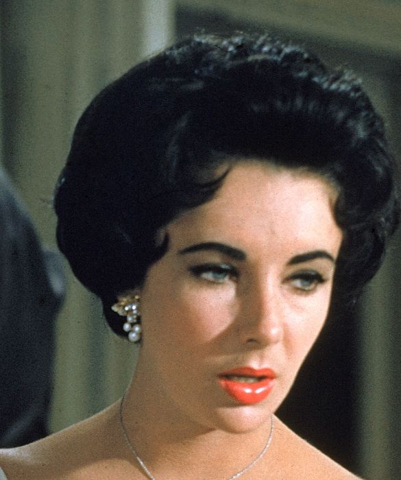 <p>Gli occhi sono lo specchio dell&rsquo;anima. Nel caso delle <strong>celebs</strong>, gli occhi sono anche il tratto inconfondibile del loro fascino magnetico. Impossibile non riconoscere da uno sguardo di <strong>Liz Taylor</strong>, <strong>Emma Stone</strong> e molte altre dive la cui essenza sta proprio nel taglio e nel colore degli occhi. Ma quali sono gli <strong>occhi da diva</strong> pi&ugrave; belli? Scopriamoli in questa gallery!</p>
