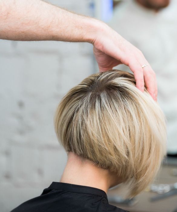 <p>Tagliare i capelli in autunno &egrave; sempre una buona idea. Un po&rsquo; perch&eacute; d&rsquo;estate, tra sole sale e cloro, le chiome non possono certo dire di aver vissuto il nostro stesso relax. E un po&rsquo; anche perch&eacute; &ldquo;<strong>darci un taglio</strong>&rdquo; &egrave; il modo pi&ugrave; semplice per affrontare il nuovo anno lavorativo o scolastico con una nuova immagine. Ecco 10 ispirazioni di <strong>tagli di capelli corti</strong> per chi quest&rsquo;autunno ha proprio voglia di una sforbiciata esagerata. Spoiler: s&igrave;, il corto &egrave; perfetto anche per ringiovanire il proprio look!</p>
