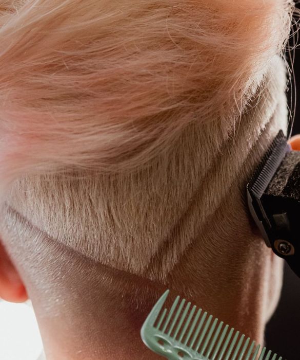 <p>Come interpretare in maniera non banale una delle <strong>tendenze</strong> che pi&ugrave; abbiamo amato negli ultimi anni? Primo, osare con il colore: i <strong>capelli rosa</strong>, per esempio, sono perfetti sulla pelle ancora un po&rsquo; abbronzata. Secondo, &ldquo;movimentare&rdquo; la rasatura attraverso semplici elementi grafici o pi&ugrave; elaborati <strong>tatuaggi undercut</strong>. Un taglio che ringiovanisce con grinta.</p>

