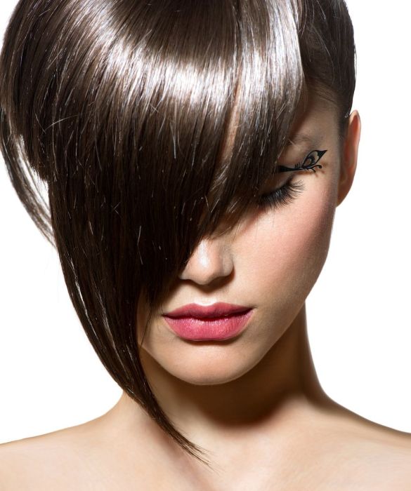 <p>Non &egrave; un vero e proprio taglio, ma possiamo considerarlo un &ldquo;accessorio&rdquo; di molti tagli, dal pixie al bob, all&rsquo;undercut. Il <strong>ciuffo lungo</strong> &egrave; versatile perch&eacute; permette di creare asimmetrie e di dosare i volumi per riequilibrare la forma del viso.</p>
