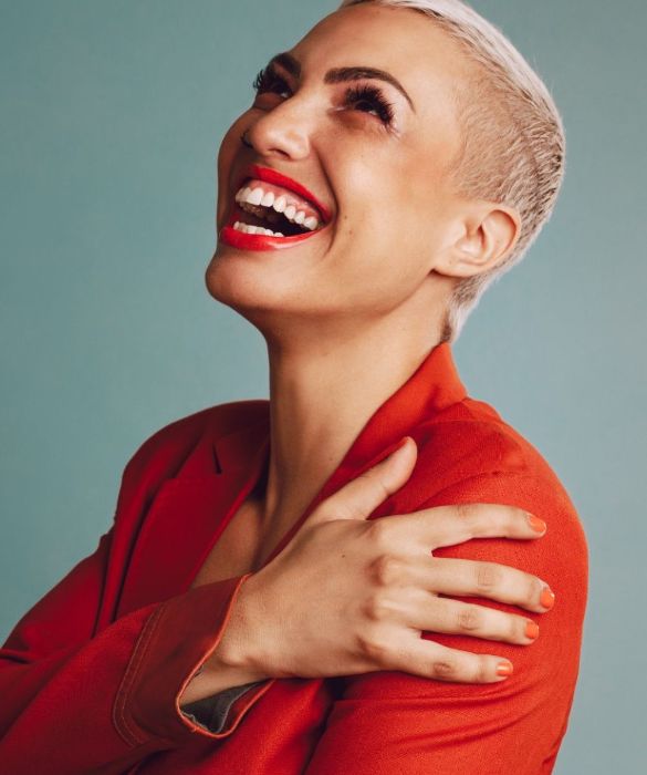 <p>La scelta pi&ugrave; estrema, ma anche la pi&ugrave; stilosa: lo sapeva bene Lina Wertmuller, indimenticabile icona di stile col suo <strong>biondo platino</strong> extra corto abbinato al <strong>rossetto color corallo</strong>. E lo sanno anche tutte le altre star che si sono <strong>rasate a zero</strong> (e sono diventate ancora pi&ugrave; sexy). Avete semplicemente timore di provare troppo freddo? Niente paura, il passamontagna &egrave; diventato un accessorio di moda!</p>
