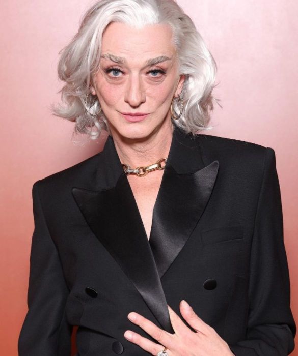 <p>Forse non &egrave; il primo nome che vi verrebbe in mente se vi dicessimo: &ldquo;<strong>attrice con capelli bianchi italiana</strong>&rdquo;. Anche se &egrave; un personaggio creato da Gianluca Gori, Drusilla Foer &egrave; diventata un'icona di stile e un simbolo di libert&agrave; espressiva. I suoi capelli bianchi, acconciati in modo sofisticato, sono un vezzo glamour, parte integrante del suo personaggio elegante e ironico.&nbsp;Foto: Instagram @drusillafoer</p>
