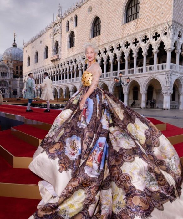 <p><strong>Gi&agrave; nel 2006 Helen Mirren aveva gi&agrave; sfoggiato una chioma bianca</strong>, allorquando vest&igrave; i panni della regina Elisabetta in <em>The Queen</em>. Icona di stile intramontabile, &egrave; un'altra celebrit&agrave; che ha deciso di dire addio alla tinta, e di sfoggiare un <strong>elegante caschetto bianco</strong>. Un cambiamento nel look per apparire ancora pi&ugrave; sofisticata e regale.&nbsp;Foto: Instagram @helenmirren</p>
