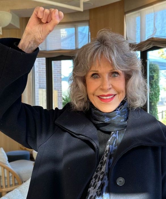 <p>Ecco un esempio per portare con gran classe i <strong>capelli bianchi over 60</strong>: anche la pasionaria Jane Fonda, icona del fitness, del femminismo e, oggi, delle battaglie sul clima, non smette mai di stupirci. A oltre ottant'anni, sfoggia una <strong>chioma bianca corposa e lucente</strong>, che le dona un'aria da vera diva. Un esempio per tutte le donne che vogliono invecchiare con stile,&nbsp;senza rinunciare alla propria femminilit&agrave;.&nbsp;Foto: Instagram @janefonda</p>

