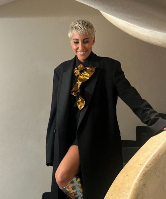 <p>Ecco una <strong>cantante italiana </strong>che sfoggia splendidi <strong>capelli bianch</strong>i, oltre che una voce potente e uno stile inconfondibile.<strong>&nbsp;Malika Ayane</strong>, nota per il suo look sofisticato e un po' androgino, &egrave; una delle star giovani con i capelli bianchi. Ha&nbsp;sfoggiato pi&ugrave; volte capelli bianchi (nel suo caso si tratta di una colorazione), che le donano un'aria ancora pi&ugrave; sofisticata e affascinante.&nbsp;Foto: Instagram @damalikessa</p>
