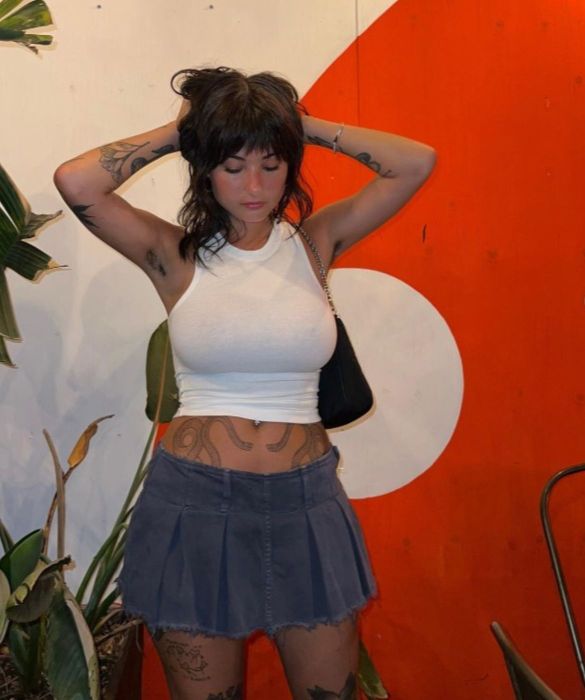 <p>Iniziamo la carrellata sulle <strong>celebrit&agrave; che non si depilano</strong> con una influencer italiana. Ricordate quando Giorgia Soleri (all&rsquo;epoca fidanzata con Damiano dei Maneskin) ha mostrato le sue ascelle non depilate sui social? Un vero e proprio terremoto mediatico! La sua scelta ha scatenato un dibattito acceso, dimostrando ancora una volta quanto sia importante parlare liberamente del proprio corpo.</p>
