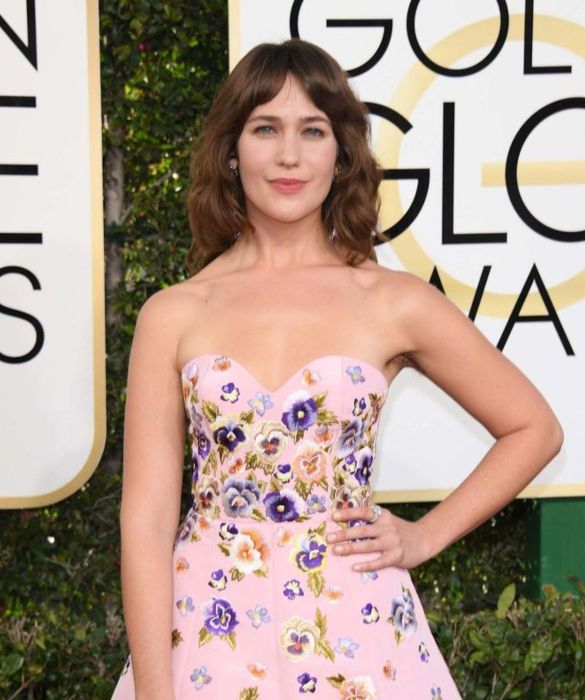 <p>L'attrice americana ha fatto parlare di s&eacute; sul red carpet dei <strong>Golden Globe 2017</strong>, sfoggiando un look audace con le ascelle non depilate. Chioma corvina e sguardo intenso, <strong>Lola Kirke</strong> non ha paura di sfidare le convenzioni. La combo abito elegante, sorriso raggiante e... ascelle &ldquo;libere&rdquo; ha destato curiosit&agrave;, dividendo il pubblico tra chi l'ha applaudita per la sua autenticit&agrave; e chi l'ha criticata per una provocazione giudicata eccessiva. Ma Lola non si &egrave; lasciata intimorire: per lei, mostrare le proprie ascelle al naturale &egrave; un modo per affermare la propria libert&agrave; e per invitare le donne a sentirsi a proprio agio nel proprio corpo, senza dover per forza corrispondere a canoni estetici imposti.</p>
