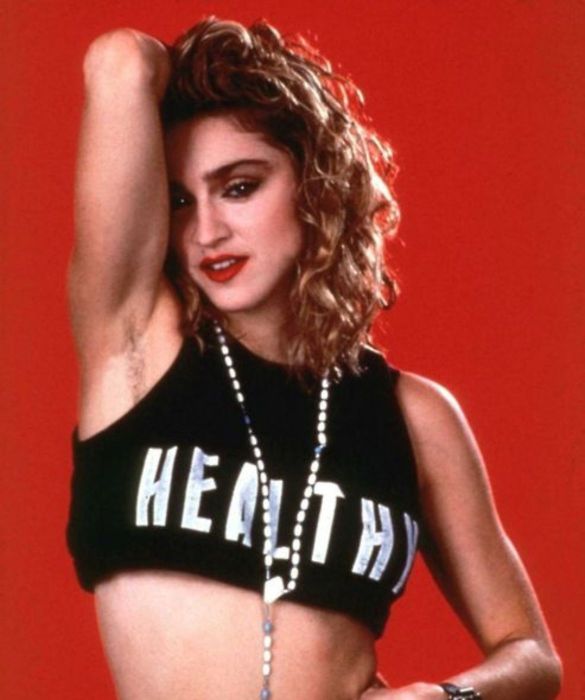 <p>La regina del pop non ha mai avuto paura di osare. Negli anni '90, ha sfoggiato pi&ugrave; volte le sue ascelle al naturale, diventando un'icona di stile e di ribellione. <strong>Madonna</strong>, infatti, &egrave; sempre stata una <strong>regina della provocazione</strong>, e le sue ascelle non depilate non sono state certo l'unica parte del corpo a far parlare di s&eacute;. Durante il suo Blond Ambition Tour, sfoggi&ograve; un top caratterizzato da due coni appuntiti, che richiamavano la forma di un seno? E cosa dire su quando indoss&ograve; un abito fatto interamente di croci? Le scelte stilistiche di <strong>Veronica Ciccone</strong> hanno spesso infranto le regole e sfidato i tab&ugrave;, e le ascelle non depilate si inseriscono perfettamente in questa prospettiva.</p>
