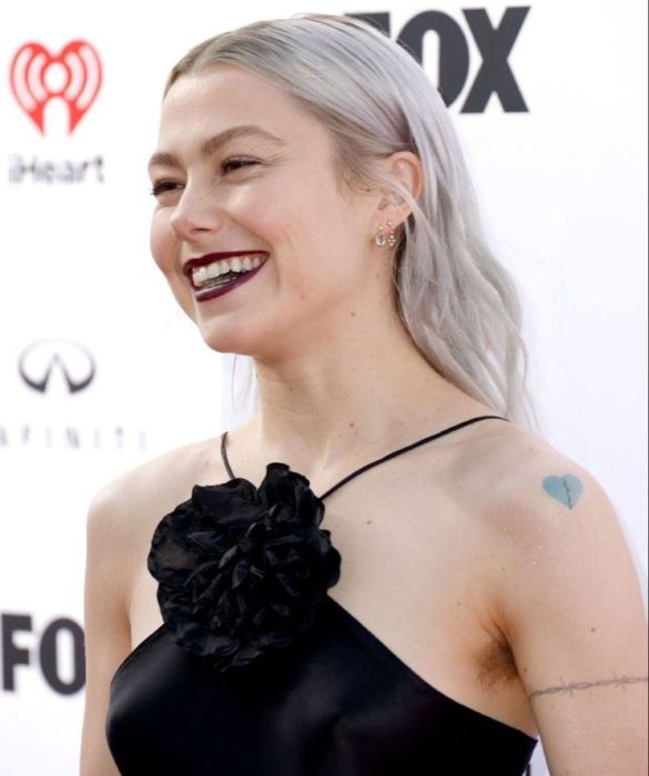 <p>La cantautrice americana ha spesso mostrato le sue ascelle al naturale, diventando un'icona di stile. La sua musica, caratterizzata da sonorit&agrave; malinconiche e testi introspettivi, risuona profondamente nelle giovani generazioni. Le sue canzoni, spesso autobiografiche, parlano di amore, perdita e crescita. E proprio come la sua musica, anche il suo look &egrave; un riflesso della sua personalit&agrave; complessa e affascinante. Le <strong>ascelle non depilate</strong> sono solo uno dei tanti dettagli che rendono Phoebe Bridgers unica e inconfondibile. Un'artista che non ha paura di essere s&eacute; stessa e che invita gli altri a fare lo stesso.</p>
