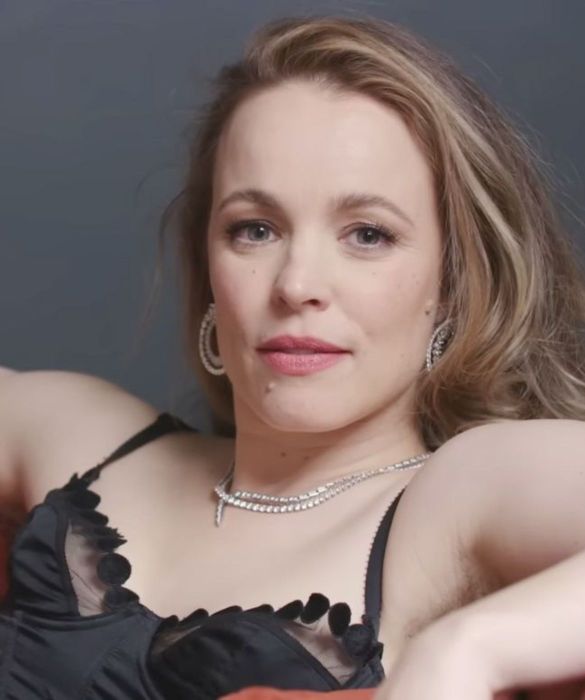 <p>Attrice famosissima per le romcom a cui ha partecipato, ha fatto parlare di s&eacute; per una scelta coraggiosa e consapevole: mostrare le sue ascelle non depilate in una serie di scatti fotografici. Questo gesto, oltre a essere un atto di ribellione contro i canoni estetici imposti dalla societ&agrave;, &egrave; anche una <strong>celebrazione della bellezza naturale e della diversit&agrave;</strong>. McAdams, con la sua eleganza e il suo talento, dimostra che &egrave; possibile essere <strong>glamour e allo stesso tempo autentica</strong>, invitando tutte le donne a sentirsi libere di amare il proprio corpo cos&igrave; com'&egrave;.</p>
