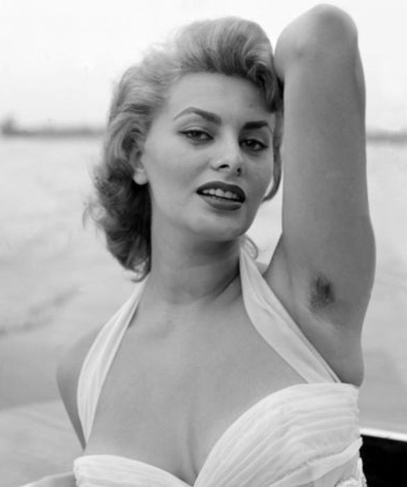 <p>Avete mai pensato che le ascelle potessero diventare un campo di battaglia per l'emancipazione femminile? Ebbene s&igrave;! Sempre pi&ugrave; spesso, le star di Hollywood (ma anche di casa nostra), decidono di sfoggiare con orgoglio le loro ascelle al naturale. Un gesto che va ben oltre la semplice scelta estetica, ma che rappresenta una vera e propria presa di posizione delle <strong>vip che non si depilano</strong> contro i diktat della bellezza tradizionale. Pronte a scoprire chi sono?</p>

