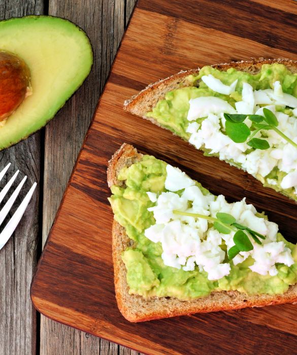 <p>L&rsquo;<strong>avocado toast </strong>sembra fatto apposta per Instagram, e ormai non c&rsquo;&egrave; buffet in cui non compaia il <a href=