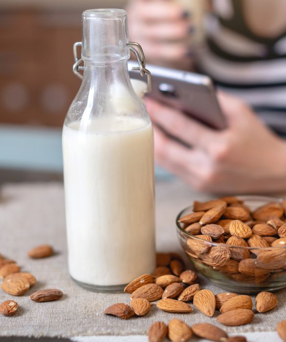 <p>Per un caff&egrave; macchiato cruelty free dal retrogusto piacevolmente dolce, non c&rsquo;&egrave; nulla di meglio del <strong>latte di mandorla</strong>. Con ogni probabilit&agrave; per&ograve; arriva dalla <strong>California </strong>che, da sola, rappresenta <a href=