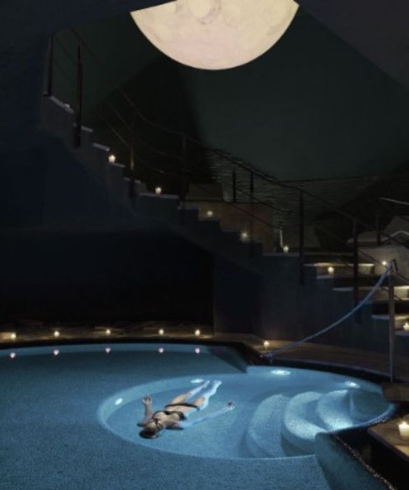 <p>Prima azienda italiana a firmare un accordo con il Ministero dell&rsquo;Ambiente, Lefay Resort & SPA si impegna a ridurre le emissioni di CO2. Integrato nel verde, l&rsquo;hotel di Gagnano, sul Lago di Garda, &egrave; dedicato a benessere e sostenibilit&agrave;. Per gli interni sono stati utilizzati i materiali del luogo, sul men&ugrave; si trovano i prodotti alimentari locali, come gli immancabili limoni.</p>
