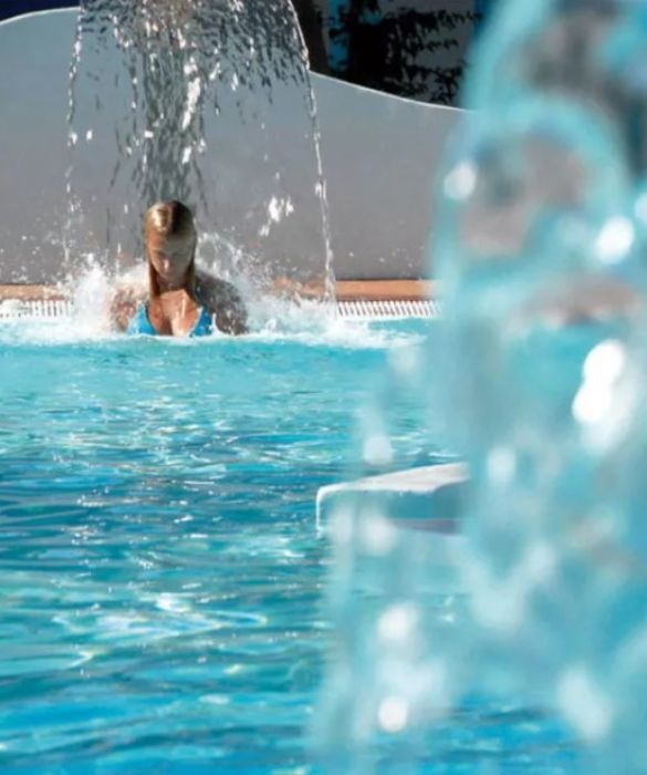 <p>Siamo in Sardegna, in un resort all&rsquo;interno di una riserva naturalistica, costeggiata dal meraviglioso mare d&rsquo;Ogliastra, che ospita un centro benessere nato dalla riconversione di un importante centro equestre. Il resort produce energia pulita in loco, grazie a un impianto fotovoltaico. L&rsquo;acqua calda sanitaria viene autoprodotta utilizzando energia pulita tramite un impianto solare termico e uno termodinamico, che soddisfa il fabbisogno di abitazioni e ristoranti. Il consumo di energia elettrica viene ridotto anche utilizzando lampade a risparmio energetico. Il resort, poi, ricicla gran parte dei rifiuti prodotti, mentre gli scarti di frutta e verdura delle cucine vengono utilizzati per nutrire gli animali del parco.</p>
