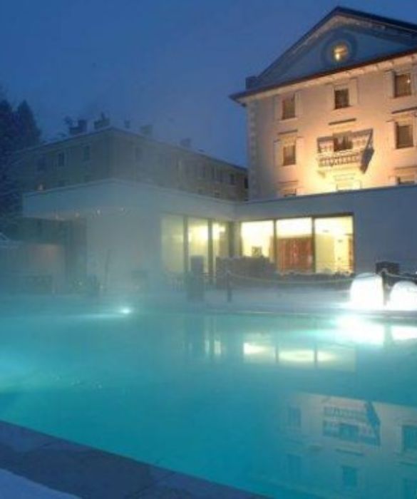 <p>Rimaniamo in provincia di Trento, al BellaVista Relax Hotel di Levico Terme. Piscina riscaldata, spa interna e palestra, ma anche tanta attenzione alla sostenibilit&agrave;: la struttura &egrave; dotata di avanzati software gestionali domotici in grado di minimizzare i consumi energetici, attinge l&rsquo;acqua da un pozzo freatico, ha un impianto di raffrescamento in free cooling e usa solo carta riciclata per il materiale pubblicitario e informativo. Per quanto riguarda il ristorante, i piatti sono stagionali e a km zero.</p>
