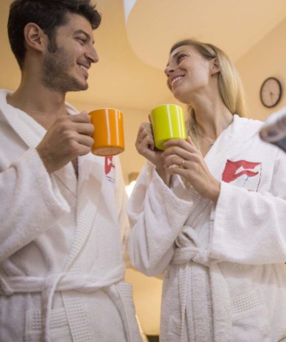 <p>A Caderzone Terme, in Trentino, c&rsquo;&egrave; l&rsquo;Hotel Regina Elena con il suo ristorante biologico, ideale per una vacanza ecosostenibile all&rsquo;insegna di acqua, salute e montagna. La struttura, a pochi passi dalle Terme Val Rendena, adotta numerosi accorgimenti in ottica green: riscaldamento con caldaie a pellet supportato da stufe a olle in ceramica, pannelli fotovoltaici, lampadine a Led, riduttori di flusso per l&rsquo;acqua, detergenti ecologici per le pulizie.</p>
