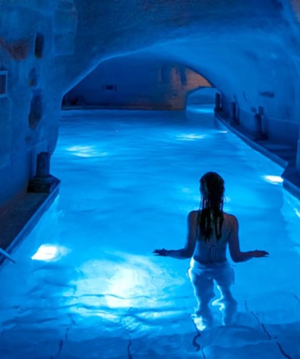 <p>La Locanda San Martino di Matera &egrave; nata dal recupero conservativo di una serie di case-grotte: le sue camere sono sparse secondo la tipologia dell&rsquo;albergo diffuso tra scale, vicoli e cortili. Scavato nella roccia tufacea anche il centro benessere della struttura, denominato Antiche Termae Romanae, con&nbsp;zone di relax tra cunicoli e cisterne. L&rsquo;hotel unisce il comfort al basso impatto ambientale, grazie anche all&rsquo;uso di saponi biologici, detersivi biodegradabili e raccolta differenziata.</p>
