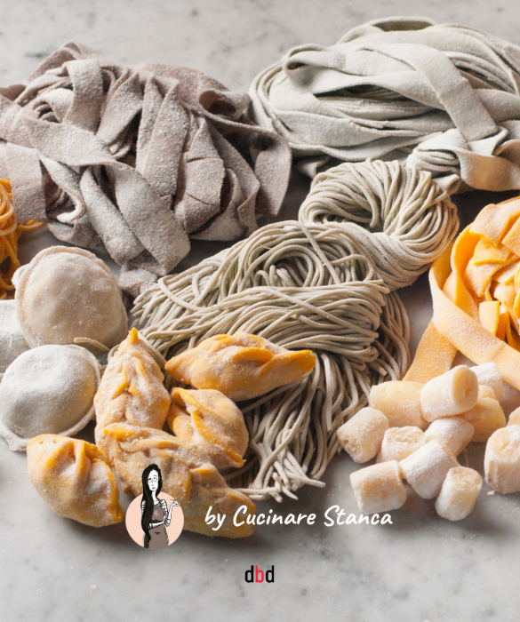 <p>Adesso che arriva il <strong>caldo</strong> e non vi va pi&ugrave; di accendere il forno, di stare inchiodati a casa ad aspettare che i lievitati salgano (nel vostro caso invano), di accendere il forno, preriscaldarlo, sentirvi svenire in una cucina che diventa una serra, abbandoniamo i nostri buoni propositi del "fatto in casa" e andiamo a comprare tutto. Lo so, vi ho cresciuti ormai stacanovisti e impegnati nei vostri esperimenti, che neanche il dott. Frankenstein avrebbe saputo fare meglio.<br />
Una cosa che potete fare per placare le vostre manie in cucina &egrave; la pasta fatta in casa, ma non &egrave; una preparazione senza insidie&nbsp;(metteteci pure che gli autori siete voi).<br />
Parliamo di pasta all&rsquo;uovo:</p>
