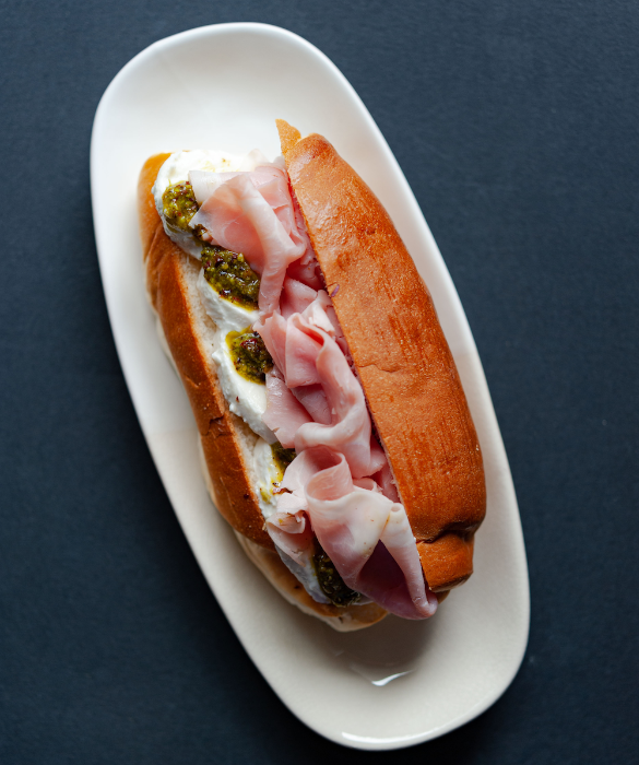 <p>Versione pro del panino che mi comprava pap&agrave; alle elementari, un classico intramontabile, dopo il panino col salame, l'unica ragione per la quale andavo alle feste di compleanno a 6 anni.</p>
