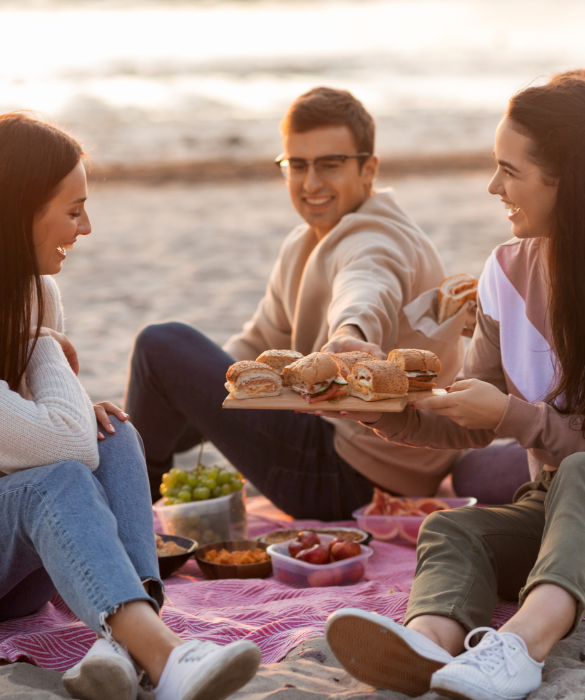 <p>Fra i miei luoghi comuni preferiti c&rsquo;&egrave; &ldquo;i<strong>l mare mette fame</strong>&rdquo;, anche perch&eacute; forse il termine fame &egrave; un eufemismo, visto che io in spiaggia gi&agrave; dalle ore 10.40 inizio a guardare la borsa frigo intensamente, quasi flirtando, e vi assicuro che difficilmente riesco a cedere dopo le 11.15. Unica <strong>regola</strong> universale sui panini al mare (dopo quella di portare la <strong>borsa frigo</strong> se no vi sentite male), &egrave; quella di preparare <strong>sempre un panino in pi&ugrave;</strong> rispetto alle vostre aspettative di fame. Perch&eacute; alle 16.00 un <strong>panino con la frittata</strong> vi fa veramente bene alla salute, prescrizione mia, medico presso me stessa.</p>
