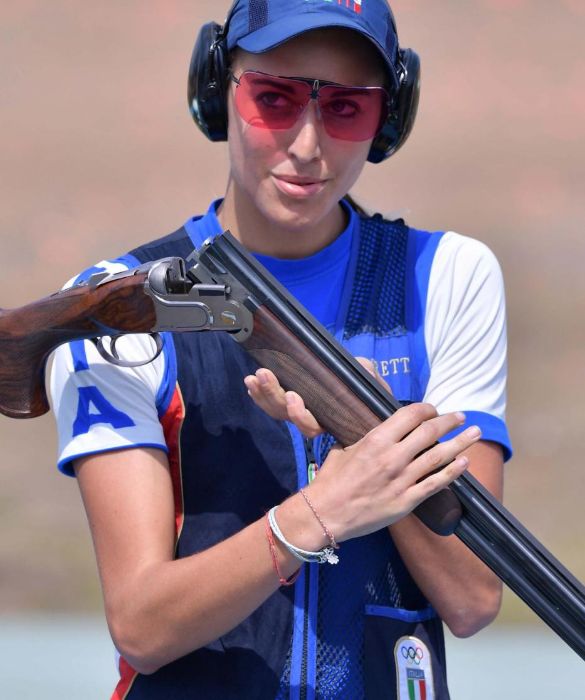 <p>Scelta come <strong>portabandiera </strong>insieme al ciclista Elia Viviani, a Londra 2012 la tiratrice al volo <strong>Jessica Rossi </strong>(29 anni) ha vinto l&rsquo;oro nella<strong> fossa olimpica (trap)</strong>, stabilendo il record del mondo con 99 piattelli colpiti su 100. Cecchina da medaglia bis.</p>
