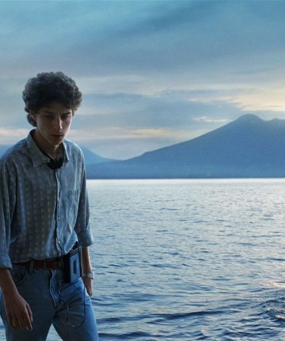 <p>Un altro film ambientato a Napoli, diretto dal premio Oscar Paolo Sorrentino. Protagonista il 17enne Fabietto Schisa, la cui vita viene sconvolta due volte: la prima dall&rsquo;arrivo di Diego Armando Maradona in citt&agrave;, la seconda da un incidente che gli far&agrave; toccare il fondo.</p>
