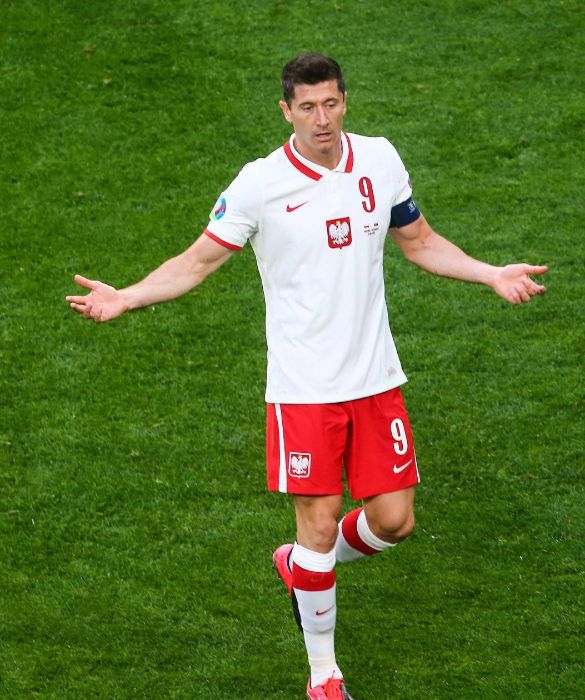 <p>Uno dei pi&ugrave; grandi giocatori del mondo, Robert Lewandowski indossa da 13 anni la casacca della Polonia. Ma noi lo preferiamo decisamente quando se la toglie.</p>
