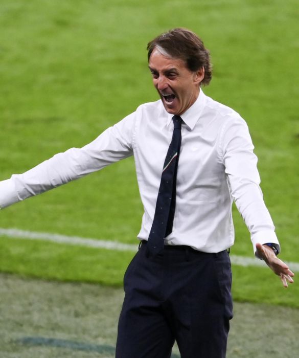 <p>Narciso in campo, dove ha distillato magie con le maglie di <strong>Bologna, Sampdoria (soprattutto) e Lazio</strong>, in una carriera spesa sempre con tinte di celeste/azzurro/blu sulla divisa (pure nel Leicester, al crepuscolo da calciatore), ma poco <strong>in Azzurro</strong>, quello maiuscolo della <strong>Nazionale</strong>, che allena da tre anni. Indolente, il Mancio prendeva le partite di tacco, seducendo i tifosi (e le tifose) adoranti sulle gradinate. Bello da vedere palla al piede sull&rsquo;erba, mica malaccio nemmeno appese la scarpette al chiodo, con il ciuffo ormai imbiancato e quell&rsquo;espressione un po&rsquo; cos&igrave; (che gli sar&agrave; venuta dopo essere stato a Genova). Ladies & gentlemen, <strong><a href=
