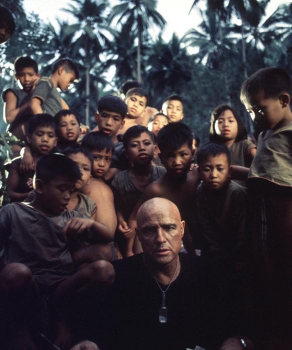 <p>Tra i pi&ugrave; bei film sul Vietnam c&rsquo;&egrave; senza dubbio <em>Apocalypse Now</em>: merito anche del monologo sugli orrori della guerra del colonnello Kurtz, interpretato in modo magistrale da Marlon Brando: &ldquo;Io ho visto degli orrori, orrori che ha visto anche lei. Ma non ha il diritto di chiamarmi assassino. Ha il diritto di uccidermi, ha il diritto di far questo. Ma non ha il diritto di giudicarmi&rdquo;.</p>
