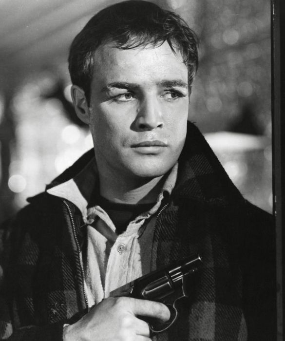 <p>L&rsquo;anno seguente Brando vest&igrave; i panni dello scaricatore ed ex pugile Terry Malloy in<em> Fronte del porto</em>. Otto le statuette vinte da questa pellicola, tra cui miglior regista (ancora Kazan) e attore protagonista (Brando, ovviamente).</p>
