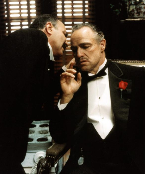 <p>Prima pellicola della trilogia firmata Francis Ford Coppola, con Brando nei panni di don Vito Corleone. L&rsquo;interpretazione gli valse il secondo Oscar, che per&ograve; rifiut&ograve; di ritirare: in segno di protesta contro le ingiustizie nei confronti dei nativi americani, al suo posto mand&ograve; la giovane apache Sacheen Littlefeather.</p>
