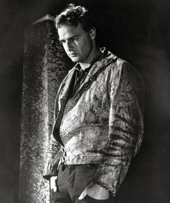 <p>In<em> Pelle di serpente</em>, ambientato in una contea del sud degli Usa ma con evidenti rimandi al mito di Orfeo e Euridice, Marlon Brando recit&ograve; a fianco di Anna Magnani. Bene sullo schermo la coppia, male sul set: &laquo;Una donna poco attraente, sempre alla ricerca di essere dominata sessualmente&raquo;, dir&agrave; della collega italiana.</p>
