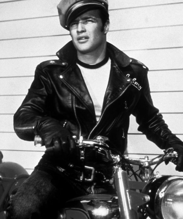 <p>Il giovane Marlon Brando, ribelle in jeans, con indosso un giubbotto di pelle, in sella sulla motocicletta: un&rsquo;immagine iconica che si deve al film<em> Il selvaggio</em>, interpretato dall&rsquo;attore nel 1953.</p>

