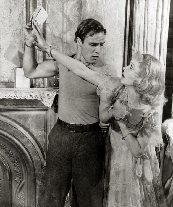 <p>Marlon Brando raggiunse la popolarit&agrave; grazie al ruolo di Stanley Kowalski nel film <em>Un tram che si chiama Desiderio</em>, diretto da Elia Kazan e tratto dall&rsquo;omonimo dramma di Tennessee Williams (che aveva gi&agrave; interpretato a teatro).</p>

