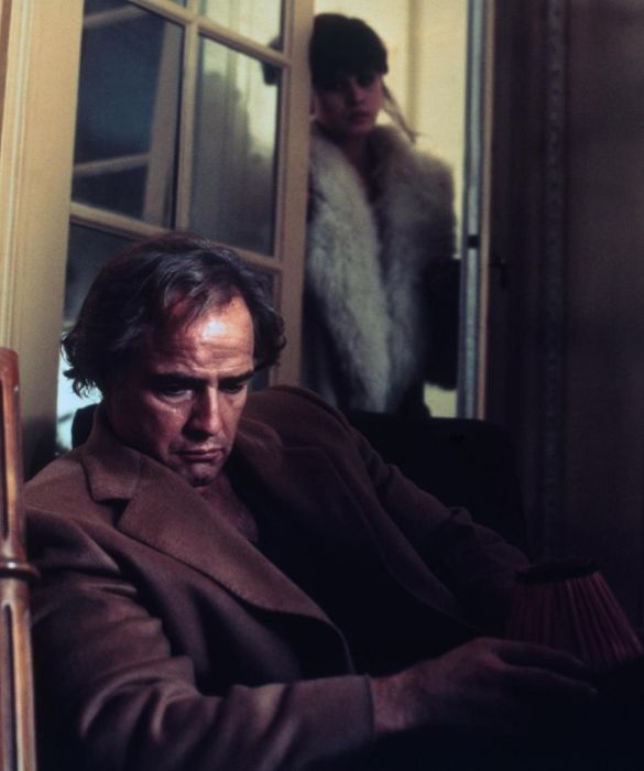 <p>Film ad alto tasso di erotismo diretto da Bernardo Bertolucci, <em>Ultimo tango a Parigi </em>&egrave; passato alla storia per la controversa scena di sesso (o meglio stupro, con il burro) tra Marlon Brando e Maria Schneider, che traumatizz&ograve; l&rsquo;attrice.</p>
<p>&nbsp;</p>
