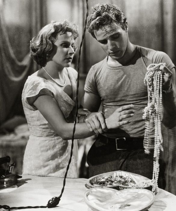 <p>Essere una delle maggiori<strong> stelle di Hollywood </strong>non significa necessariamente essere anche uno dei migliori attori del momento. Nel caso di <strong>Marlon Brando </strong>era cos&igrave;: stiamo infatti parlando di uno degli interpreti pi&ugrave; carismatici e talentuosi non solo della sua generazione, ma nella storia del cinema. <strong>Otto volte candidato all&rsquo;Oscar (ne vinse due)</strong>, Brando era bravo e indiscutibilmente molto bello: ripercorriamo la sua carriera attraverso le immagini dei <strong>film che lo hanno visto protagonista</strong>.</p>
