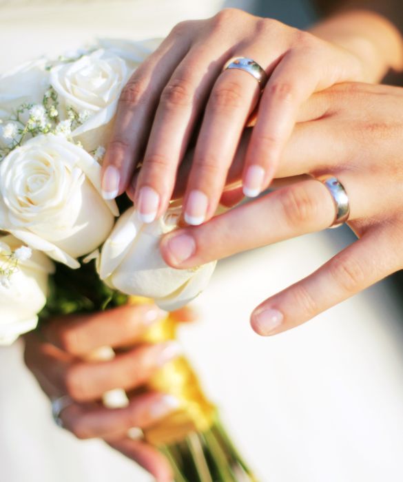 Il bouquet della sposa è un accessorio che non può mai mancare anche perchè a fine serata tutte le amiche single faranno a gara per accaparrarselo.
Di solito colori e dimensioni vengono scelti in base all'altezza della sposa e al vestito, ma ormai esistono bouquet di ogni tipo, da quelli a forma di borsetta a quelli realizzati con le caramelle.