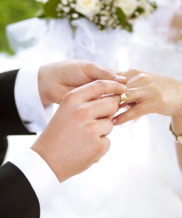 La fede è il simbolo del matrimonio e bisogna sceglierla con cura perchè la porteremo al dito per sempre.
Di oro giallo o bianco o di platino, sottile o alta, con o senza diamante, con la dedica all'interno o con la data delle nozze, potete veramente sbizzarrirvi.