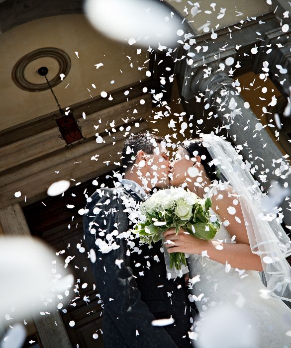 Lanciare il riso ai novelli sposi è una tradizione e porta fortuna. Un'idea carina potrebbe essere preparare dei sacchettini pieni di riso e petali di fiori da sistemare all'uscita della chiesa in un grande cesto in modo che ogni invitato possa prendere il suo.