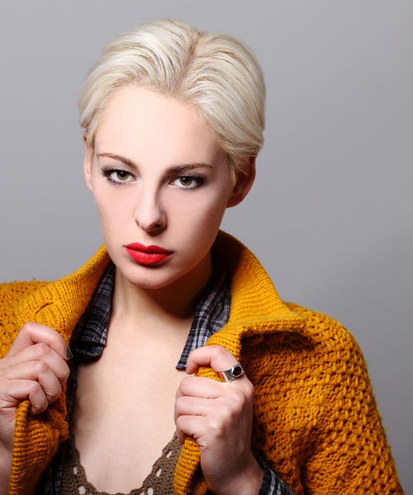 Ecco un taglio semplice da portare e mantenere. Poco adatto a chi ha un viso troppo lungo, si tratta di un hairstyle perfetto per chi fa una vita spesso frenetica: necessita di poca 